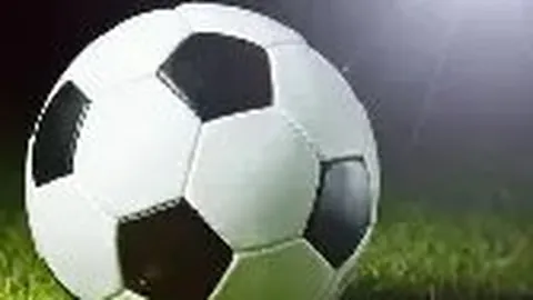 “校园篮球赛即将开启，同学们积极参与，选队时王明文体委员对身材娇小的张小说：‘你个头太小，待在一旁吧。’”